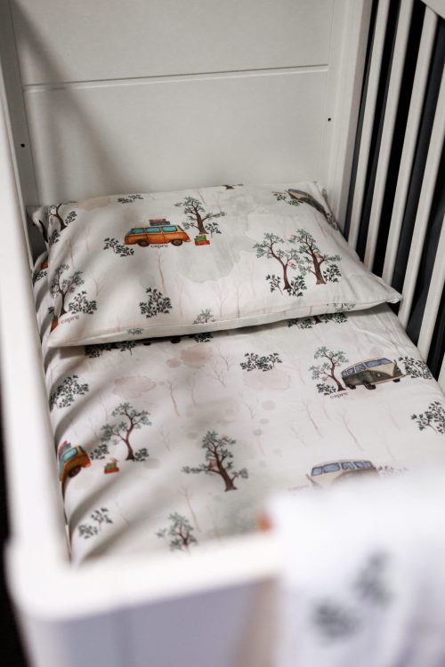 Biała pościel niemowlęca z motywem aut i drzew w białym łóżeczku – sklep z pościelą dla niemowląt Capre.pl